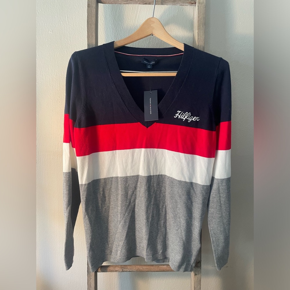 NWT Tommy Hilfiger Men’s V Neck LS lightweight Sweater